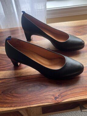 dr. LIZA FARAH Sneaker Pump Black Leather - 2" heel -  Size 8.5 -  EUC